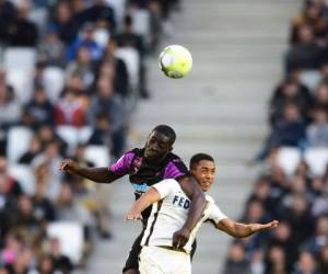 El centrocampista belga Youri Tielemans (R) del Mónaco compite con el alero francés Burdeos Alexandre Mendy (L) durante el partido de fútbol francés L1 entre Burdeos y Mónaco el 28 de octubre de 2017 en el estadio Matmut Atlantique en Burdeos, en el suroeste de Francia. / AFP / NICOLAS TUCAT