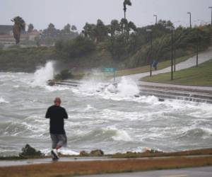 El huracán Harvey se ha intensificado en un huracán y apunta a la costa de Texas con el potencial de hasta 3 pies de lluvia y vientos de 125 mph. Joe Raedle / Getty Images / AFP