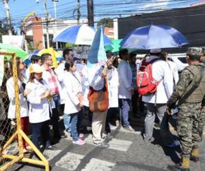 Los estudiantes de Medicina no pudieron llegar hasta Casa Presidencial debido al cerco militar que se instaló para evitar su paso. Foto: Marvin Salgado