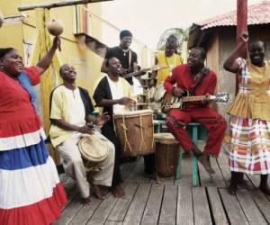 Hombres y mujeres garífunas continúan con su legado musical a través de generaciones.