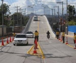 El paso elevado en el bulevar Kuwait fue habilitado en las últimas horas. Foto:David Romero /EL HERALDO