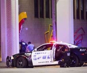 Las autoridades estaban negociando con un sospechoso en un estacionamiento del centro de la ciudad de Dallas, foto: AP.