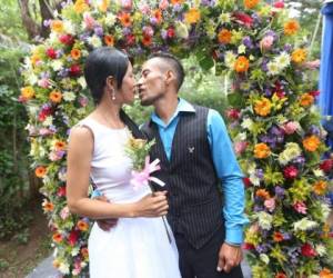 El orgulloso esposo, confesó que el amor comenzó a florecer en cada una de las fiestas en las que la sacó de la mano, a bailar (Fotos: Johny Magallanes).