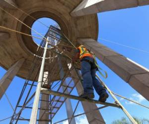 Un equipo de ocho obreros trabajaban en la sustitución del cable del asta del monumento de la paz.