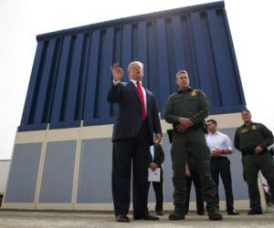 En esta imagen del 13 de marzo de 2018, el presidente Donald Trump habla con periodistas mientras revisa los prototipos del muro fronterizo en San Diego.