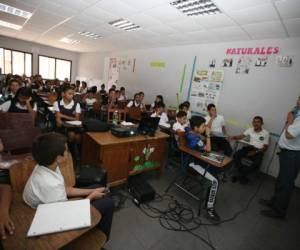 Alumnos de la Escuela República de Panamá participan en la exposición brindada por Equinsa.