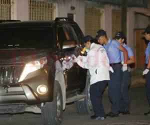 Policías de la Dirección Policial de Investigaciones (DPI) inspeccionan el vehículo del pastor Machado (Foto: Marvin Salgado/ El Heraldo Honduras/ Noticias de Honduras)