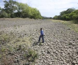 La ribera del río Iztoca, en Linaca, se ha convertido en una área empedrada por donde no circula ni una diminuta corriente de agua. Vecinos aseguran que nunca antes había desaparecido por completo el afluente.