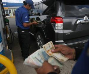 La escalada en el valor de los carburantes continúa en todo el territorio hondureño, pero se espera que el precio de los refinados se estabilice en el mercado internacional.