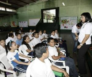 Instruyen a niños del Comité Ambiental de la Escuela Villa. Foto: Alejandro Amador.