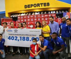 La Fundación Hondureña para el Niño con Cáncer agradeció a Diunsa y Umbro por este importante donativo en beneficio de los pacientes. Foto: Cortesía.