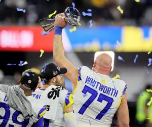 Momento en que el equipo recibe el trofeo del Super Bowl.