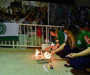 Miles de aficionados le rindieron tributo al equipo brasileño Chapecoense.