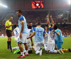 Jugadores del Deportivo Capiatá de Paraguay, celebran el tercer gol con el que le empataron al Atlético Paranaense en el Arena da Baixada de Curitiba en Brasil por la Copa Libertadores. Foto: Heuler Andrey / Agencia AFP.