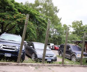 La mayoría de parqueos cobran más allá del servicio prestado. Hay rótulos que establecen que no se hacen responsables por daños.