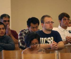 Daniel Flaherty (en camisa UCSB) y otros asisten a un servicio religioso en la Iglesia de la Universidad de San Marcos. (Foto: AFP)