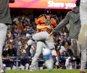 Charlie Morton # 50 y Brian McCann # 16 de los Astros de Houston celebrando a los Dodgers de Los Angeles seguidos con un puntaje de 5 a 1 para ganar en la Serie Mundial del Dodger Stadium 2017 el 1 de noviembre de 2017 en Los Ángeles, California. Ezra Shaw / Getty Images / AFP