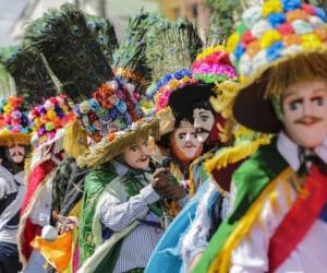 Al frente de la procesión, que avanza en medio de una fuerte polvareda y vientos, un grupo de mujeres vestidas de Inditas bailan sin cesar para cumplir sus promesas.