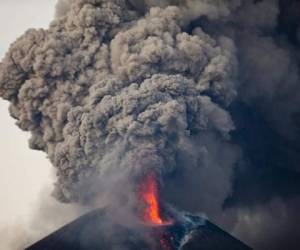 La expulsión fue gases, cenizas y rocas, cayeron en las faldas del coloso cuya columna de gases de más de 3 mil metros de altura se observaba desde la propia ciudad de León.