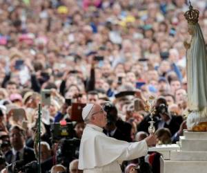 'Declaramos y definimos como santos a los beatos Francisco Marto y Jacinta Marto', anunció el Papa Francisco en la misa de canonización delante de la Basílica de Nuestra Señora de Fátima, cuya gigante explanada estuvo abarrotada de peregrinos, algunos con lágrimas en los ojos, venidos de todo el mundo, foto: Agencia AFP.