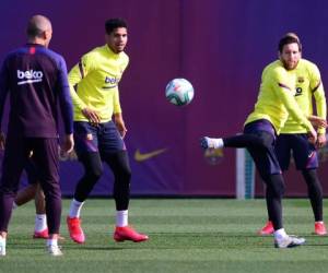 Sant Joan Despí, Cataluña, España: el delantero argentino de Barcelona Lionel Messi (R) patea una pelota durante una sesión de entrenamiento en el campo de entrenamiento Joan Gamper en Sant Joan Despi en las afueras de Barcelona el 29 de febrero de 2020 en la víspera de la Liga española Partido de fútbol entre el Real Madrid y el Barcelona. / AFP / PAU BARRENA