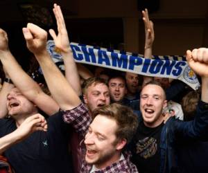 Aficionados del Leicester City celebran al convertirse en los campeones de la Premier League de Inglaterra tras el empate 2-2 entre Chelsea y Tottenham Hotspur.