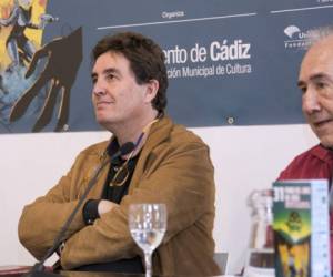 Los poetas Luis García Montero y Joan Margarit en la 31 Feria del Libro de Cádiz.