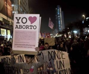 Simpatizantes del aborto marchan con carteles en Chile.