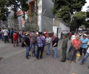 Los venezolanos votaban este domingo en unas cruciales elecciones legislativas en las que la oposición podría arrebatar al chavismo el control parlamentario.