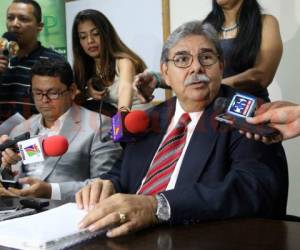 El presidente del Instituto de Acceso a la Información Pública (IAIP), Gustavo Adolfo Manzanares Vaquero, junto al exministro de Educación, Marlon Escoto, foto: Archivo EL HERALDO.