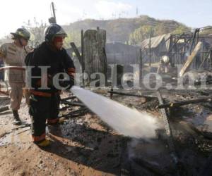 El Cuerpo de Bomberos llegó a la zona para apagar las llamas que consumieron las casas. Foto:Estalin Irías/EL HERALDO.