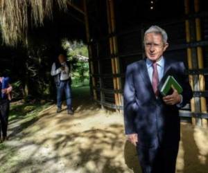 Álvaro Uribe afirma que el golpe de Estado se dió por Nicolás Maduro, acabando con el Estado de derecho. Foto: Agencia AFP.