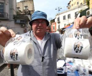 Rollos de papel higiénico con la cara de Higuaín se venden como pan caliente en las calles napolitanas.