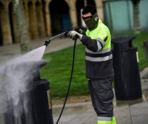 A healthcare worker dressed in protective gear takes samples from a driver at a drive-through testing point for the COVID-19 disease at the University Hospital in Burgos on March 28, 2020. - The death toll from coronavirus in Spain surged over 5,600 today after a record 832 people died in 24 hours, and the number of infections soared over 72,000, the government said. Spain has the world's second-highest coronavirus death toll after Italy with 5,690 fatalities. The number of confirmed cases have jumped to 72,248 as the country moves to significantly increase testing. (Photo by CESAR MANSO / AFP)