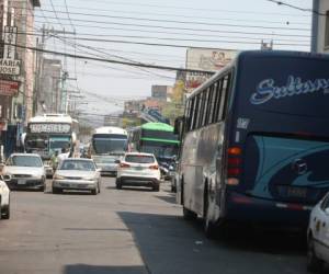 Las empresas de transporte suben y bajan pasajeros en las calles de Tegucigalpa y Comayagüela. Foto: Efraín Salgado.