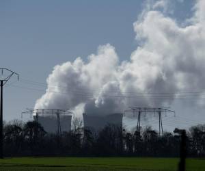 El vapor sale de las torres de enfriamiento de una planta nuclear en Saint Laurent des Eaux, en el centro de Francia.