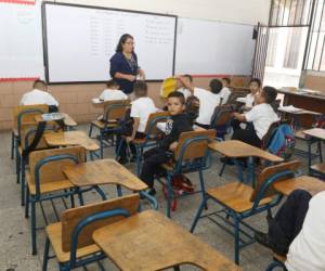 En el CEB Lempira han quedado más de la mitad de los pupitres vacíos en las aulas escolares debido a que la matrícula ha mermado de manera significativa en los últimos años.Foto: Efraín Salgado/EL HERALDO