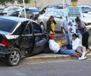 Familiares llegan a la escena del accidente donde perdió la vida Manuel Humberto Amado. FOTOS: Alex Pérez.