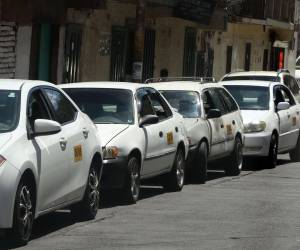 Según los taxistas, la competencia desleal en la capital les ha causado pérdidas. por lo que solicitan compensación económica.