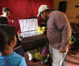 El cuerpo sin vida de María Flores fue velado en la iglesia de Dios Monte de Sión.