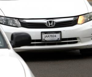 Los propietarios de vehículos ante la escases de placas vehiculares han optado por poner las de papel que les dan en el Instituto de la Propiedad
