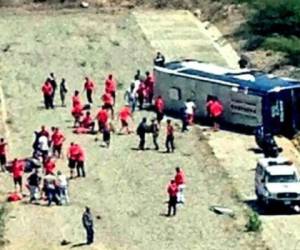 El microbus de Huracán volcó en Caracas.