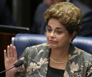 Con la misma cara desafiante con la que enfrentó un tribunal militar hace 46 años, cuando fue condenada por guerrillera, Dilma enfrenta su destitución este día (Foto: Agencia APF/ El Heraldo Honduras/ Noticias de Honduras)