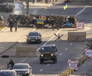 Hay varios puestos de control militar ucraniano en el centro de Kiev.