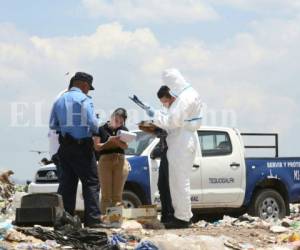 Personal forense en la zona del hallazgo de los dos fetos. Foto: Mario Urrutia/ EL HERALDO