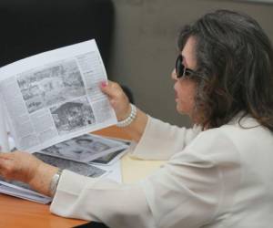 Marta Banegas muestra una publicación de EL HERALDO de 755 casas hechas en Intibucá.