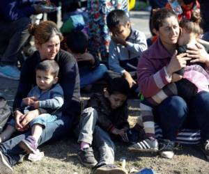 Un grupo de migrantes descansan cerca de la frontera húngara con Serbia, en Roszke, sur de Hungría.