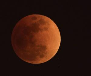 En California, miles de personas observaron durante la noche la llamada 'superluna azul de sangre', que desapareció, privada de rayos de sol, y volvió a emerger teñida de rojo, de ahí su nombre. (Foto:AFP/ El Heraldo Honduras/ Noticias Honduras hoy)