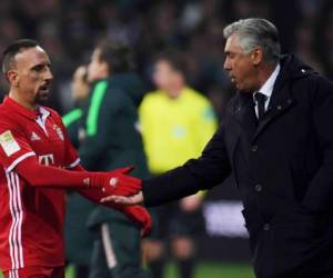 Carlo Ancelotti, entrenador en jefe del Bayern de Múnich, y el mediocampista francés del Bayern Munich, Franck Ribery, se estrechan la mano durante el partido de la Bundesliga alemana de Werder Bremen frente al FC Bayern Munich en Bremen, Alemania.