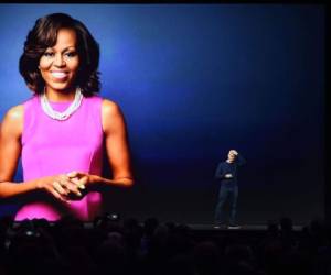 El CEO de Apple, Tim Cook, anuncia que la ex Primera Dama de los Estados Unidos, Michelle Obama, tendrá una conferencia durante la Conferencia Mundial de Desarrolladores de Apple en San José, California. Foto Agencia AFP.